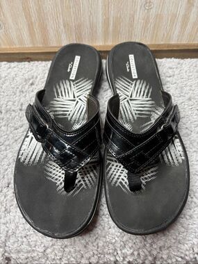 Clarks Collection Black Patent Filp Flop Sandals Adjustable Buckle Women's Size